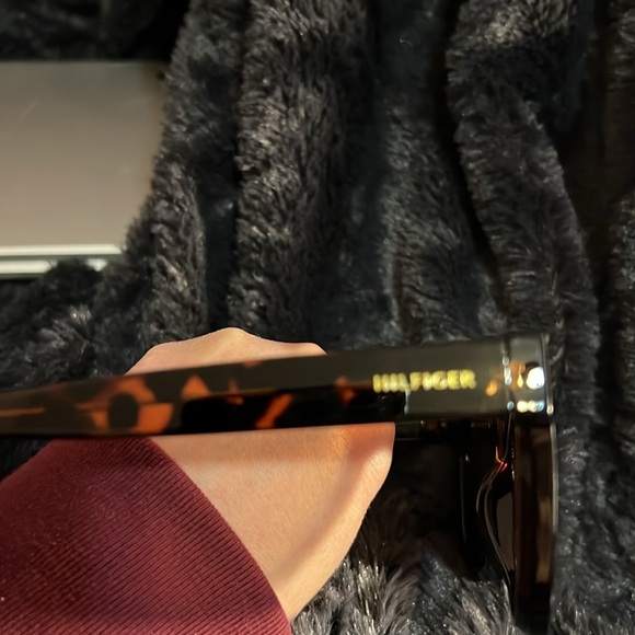 Tommy Hilfiger - Picture 2 of 5